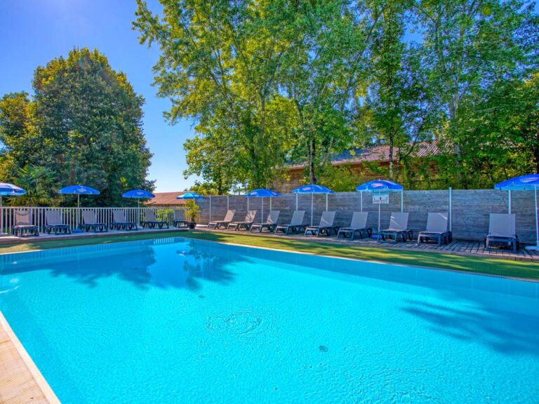 activite piscine camping les nauve
