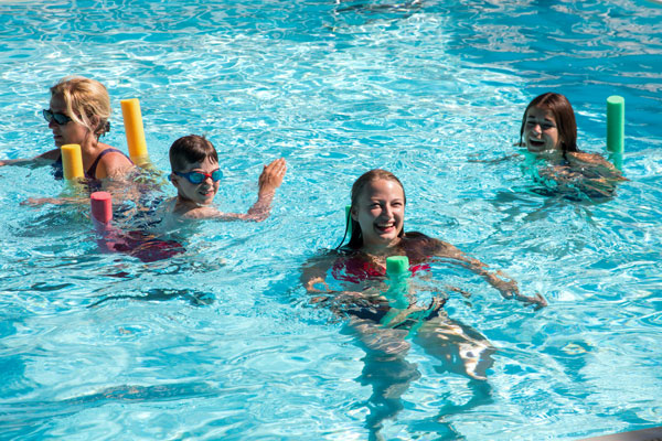 enfant piscine les nauves camping