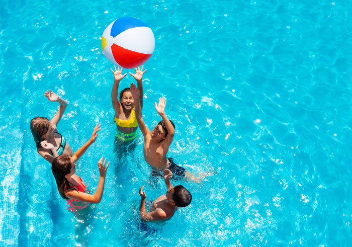 groupe enfant ballon piscine