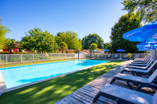 piscine les nauves campings parasols transats