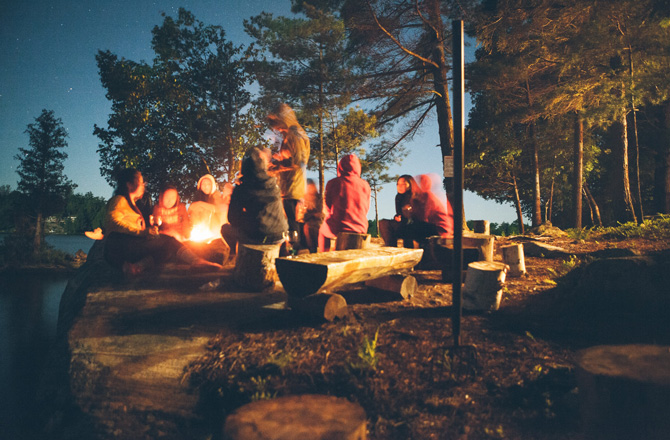 feu bois camping nuit