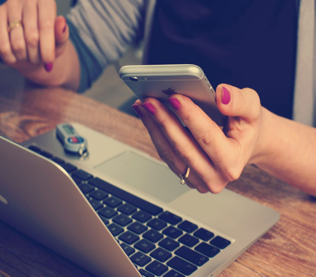 reservation telephone ordinateur main femme